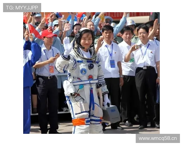 航天员刘洋穿拖鞋挤小区电梯，屏幕女神瞬间下线